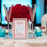 azul turquesa e vermelho