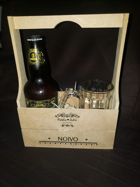 Engradadinho de madeira com caneca personalizada com o nome de cada um e a cerveja é artesanal compr
