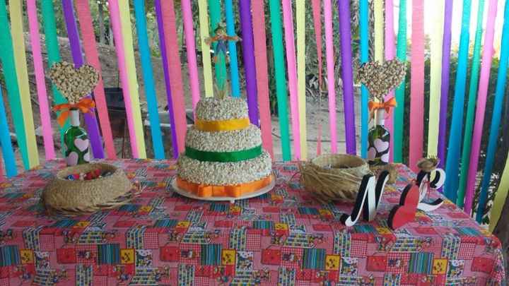 Mesa, na hora da foto ainda não tínhamos colocado os doces, foram doce de leite, pé de moleque, pipo