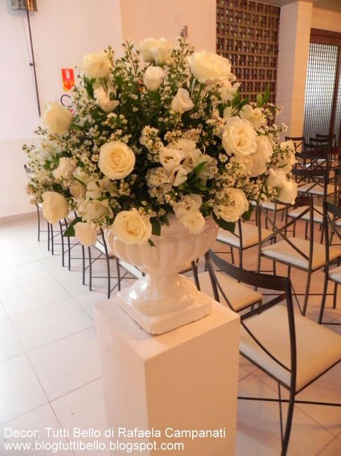 Rosas brancas e áster