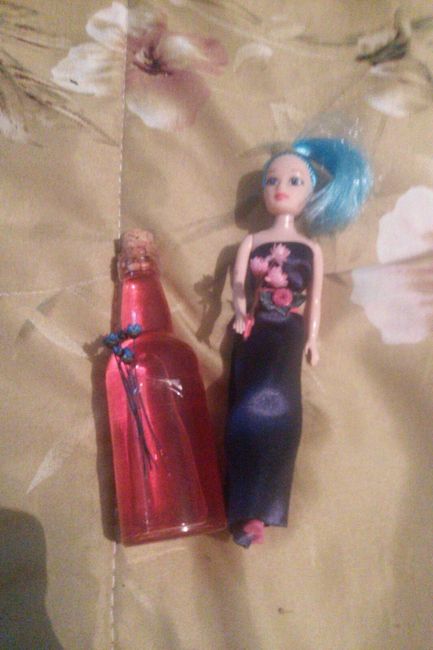 Bonequinha Modelo e Garrafinha de Licor de Morango 