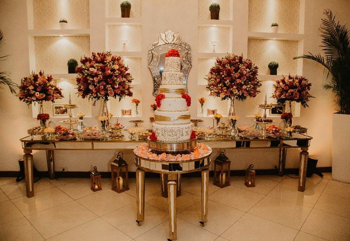 Mesa dos doces com o bolo