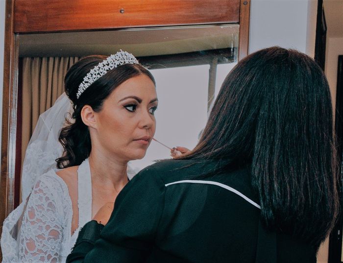 Retocando o batom e arrumando o vestido (antes da cerimônia)
