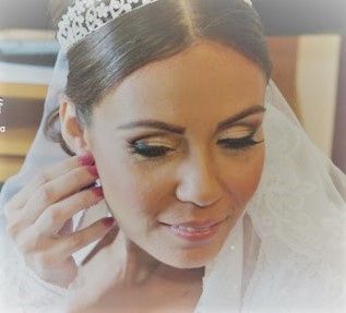 Detalhe da make (colocando o brinco)