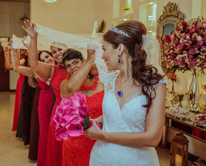 Detalhe no penteado na foto com as madrinhas e demoiselles
