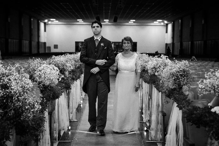 Ele é alto, por isso, o fraque lhe caiu muito bem