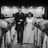 Ele é alto, por isso, o fraque lhe caiu muito bem