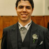 Com a flor na lapela