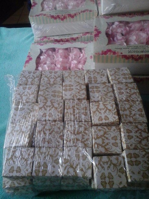 caixinhas bem-casados e forminhas para doces