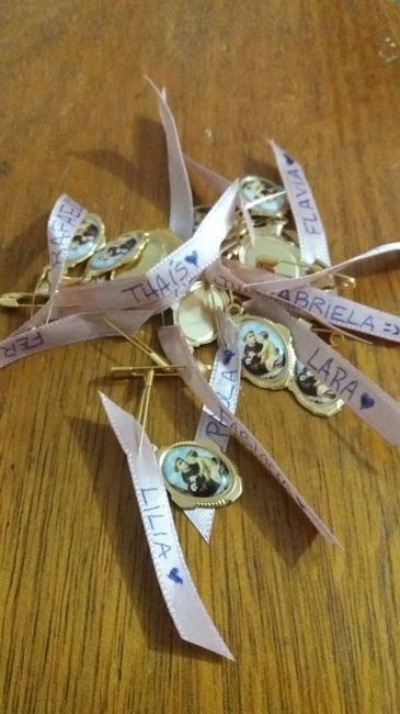 Nomes na barra do vestido