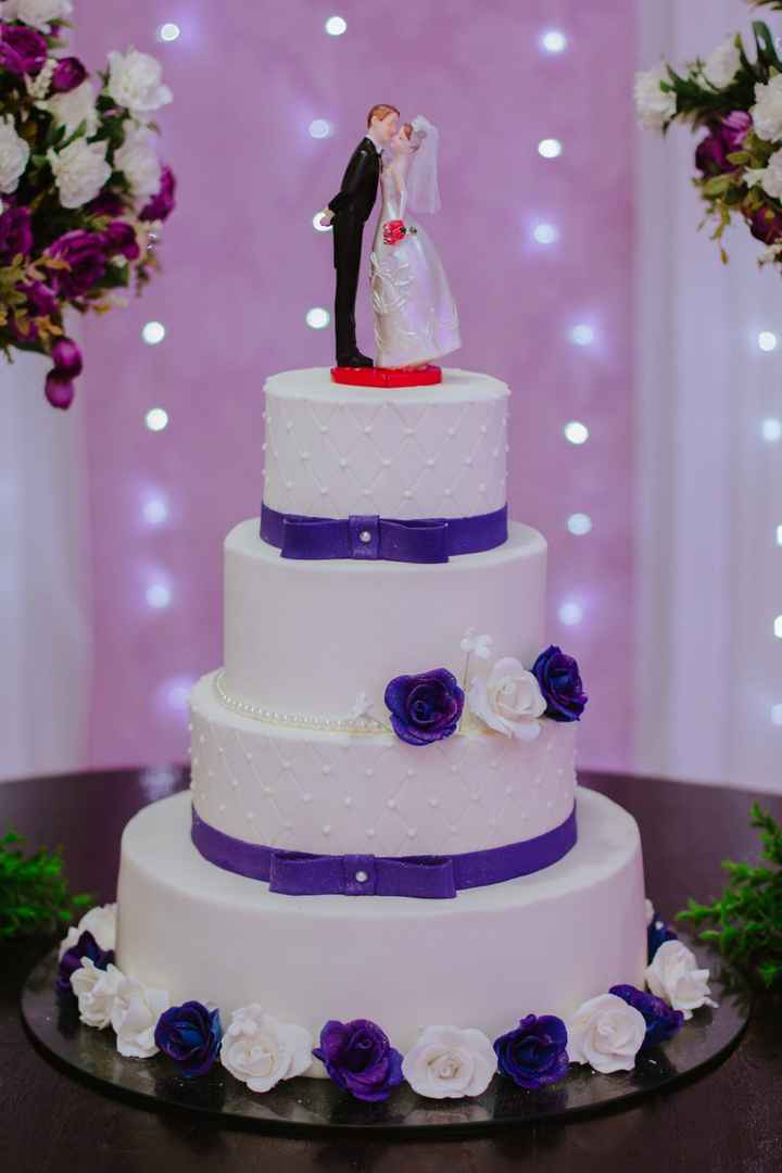 bolo roxo com branco