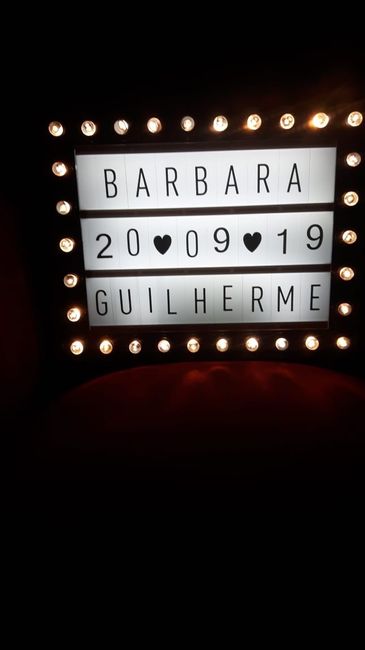 Letreiro com nomes dos noivos e data do casamento