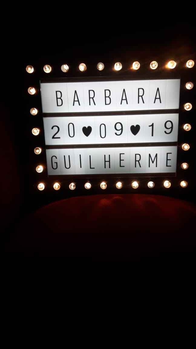 Letreiro com nomes dos noivos e data do casamento