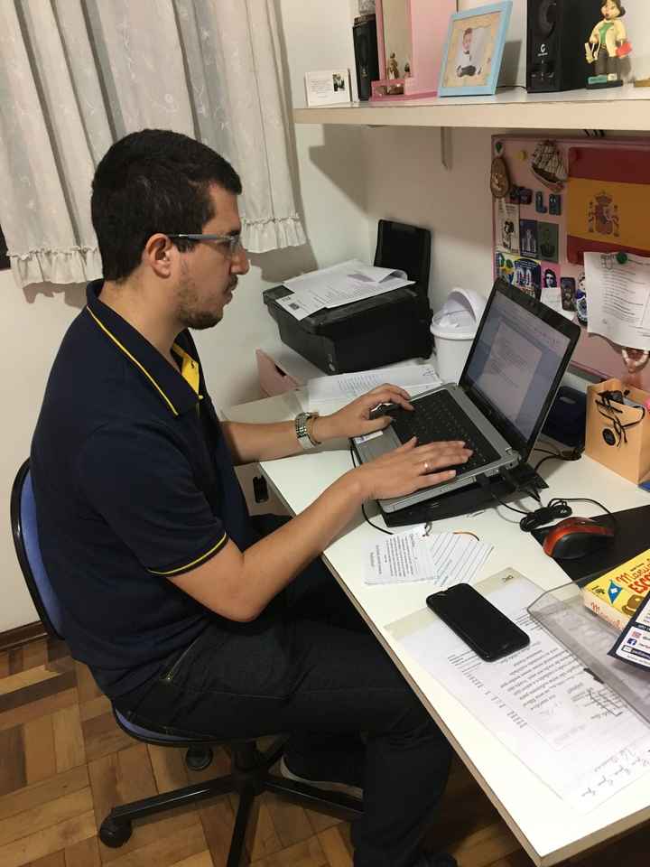 Noivo escrevendo os textos do Convite - 1