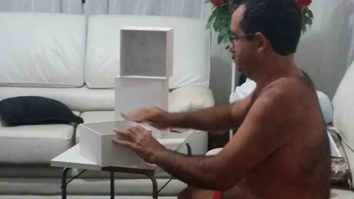 Pai lixando as caixas
