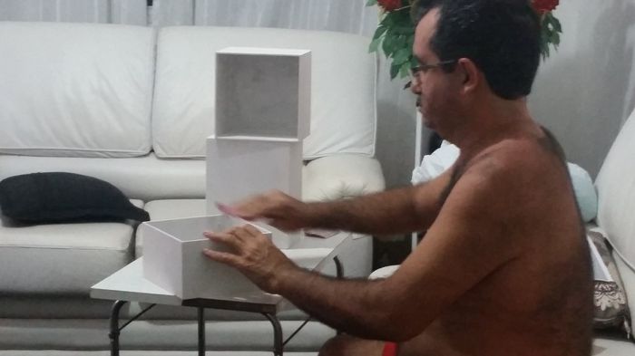 Pai lixando as caixas