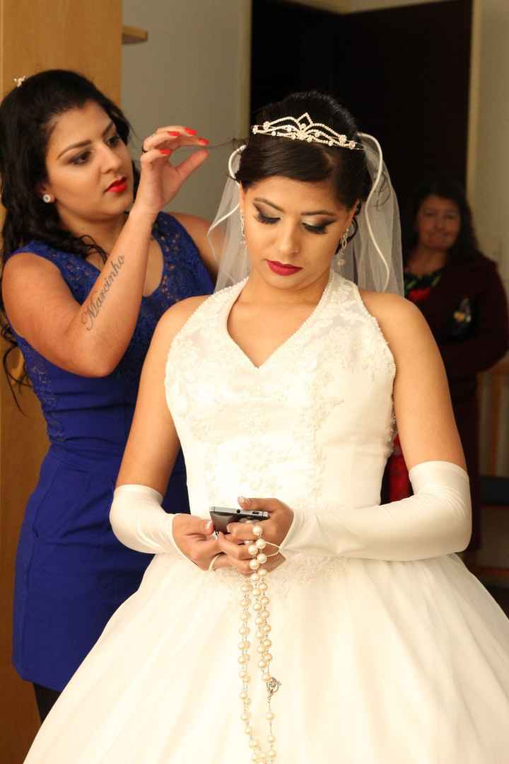Colocando o véu e  Checando o celular pra ver se estava tudo certo com a festa 