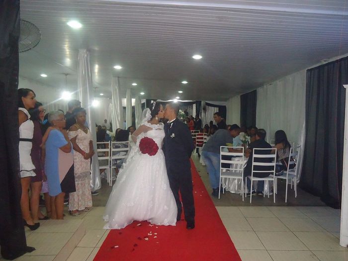 Saindo... casados e felizes. (Eu pisando no vestido kkkkk) Agora só esperar as oficiais! 