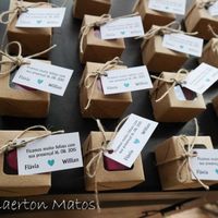 pão de mel como lembranças com coração de dentro rosa e tag de fora azul