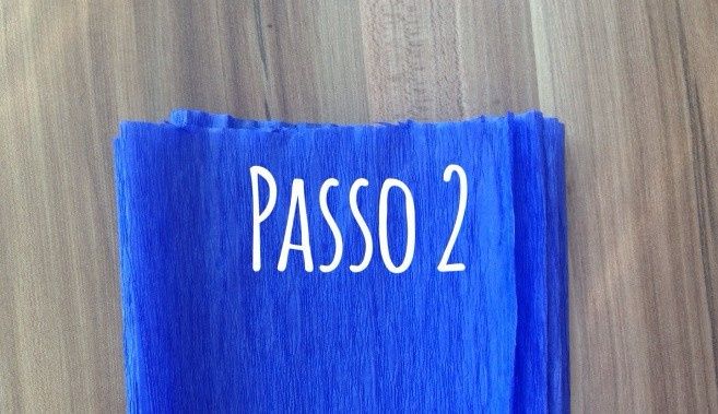 Passo 2: Dobrar o papel de um lado para o outro, como se fizesse um zig zag. depois que fizer as dob