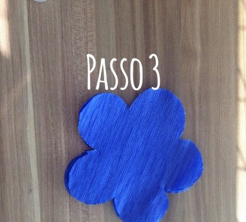 Passo 3: Recortar o crepom no molde.