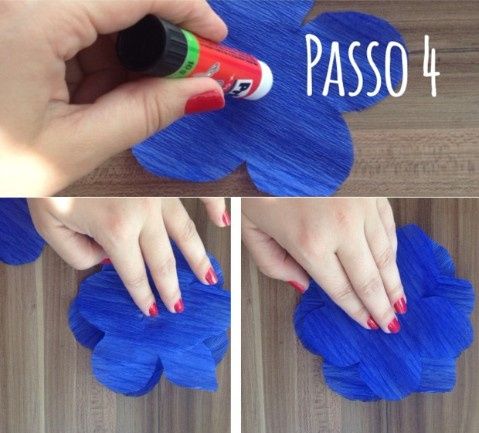 Passo 4: Separar 3 folhas e passar cola no centro da flor. Depois cole uma por cima da outra