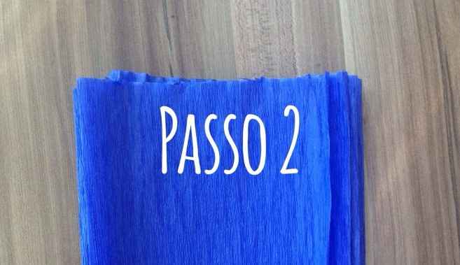 Passo 2: Dobrar o papel de um lado para o outro, como se fizesse um zig zag. depois que fizer as dob