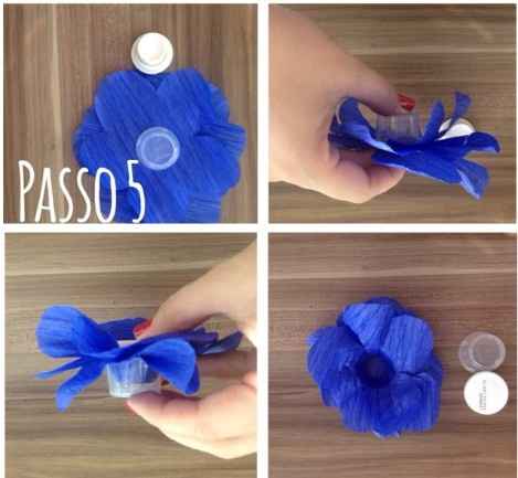 Passo 5: Utilizando dois objetos que se encaixam posicionei o copo no centro da forminha e do outro 