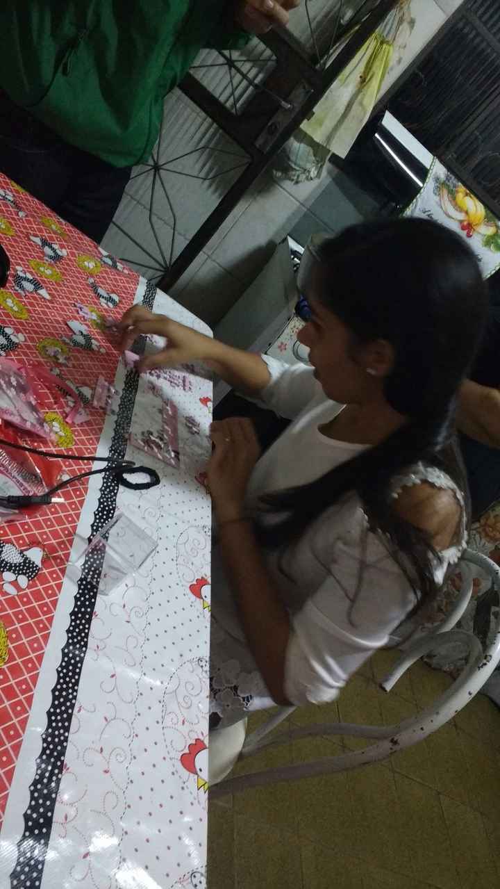 Madrinha montando o convite