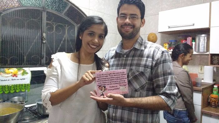 Padrinhos com o convite montado