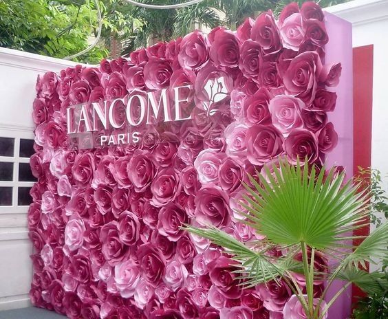 muro de flores de papel completo