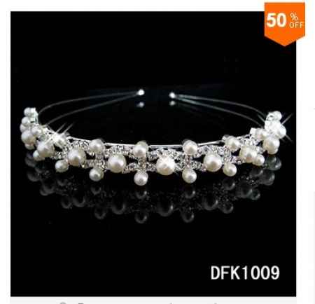 Tiara com pérolas e strass
