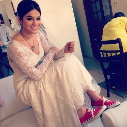 Bruna Marquezine vestida de noiva e com tÃªnis