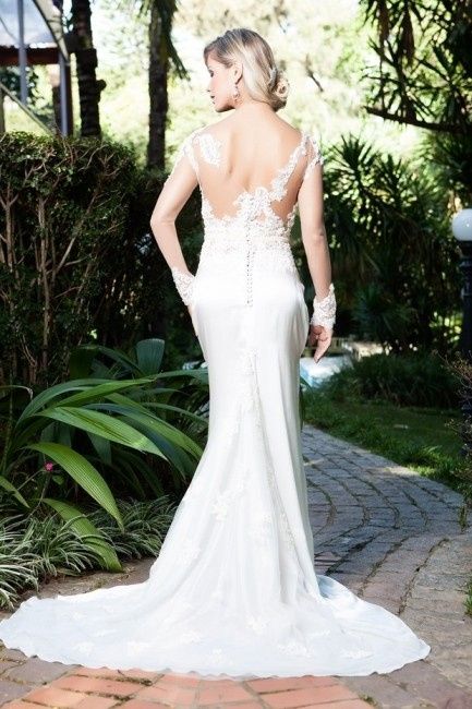 Andressa Suíta posa para catálogo de vestidos de noiva