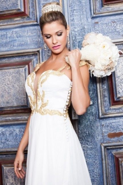 Andressa Suíta posa para catálogo de vestidos de noiva