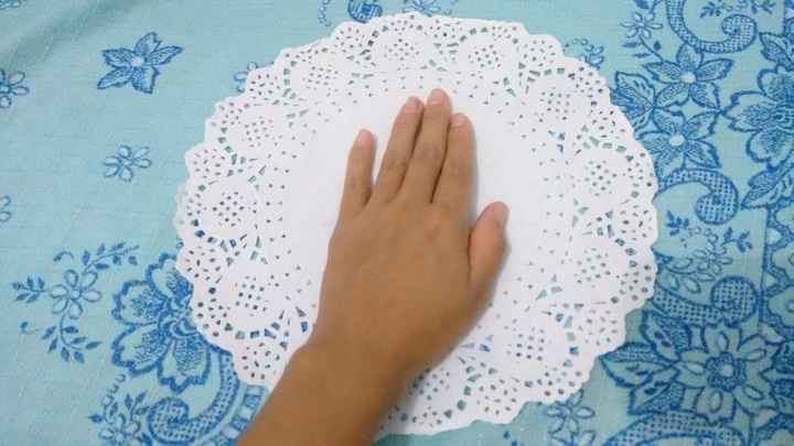 Papel rendado para ser o centro de mesa com as garrafas. 29cm