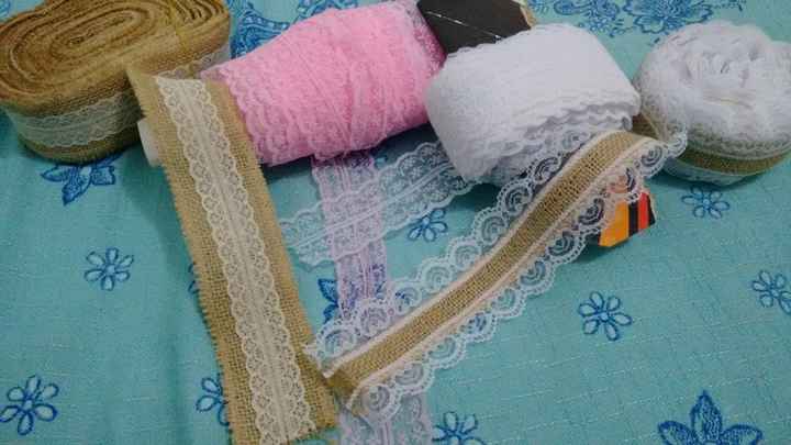 Rendas e fita de juta para as garrafas. A renda branca usarei no convite