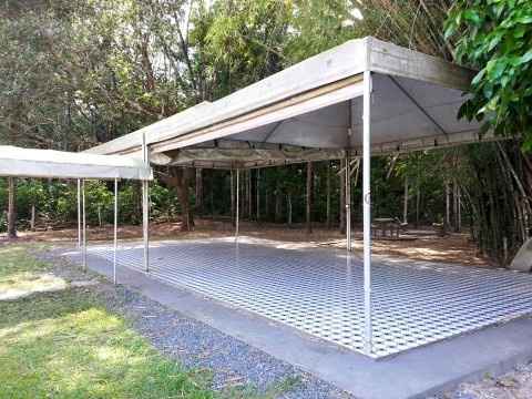 Pra mesa do bolo tem essa parte fixa, o dono disse que vai aumentar mais.