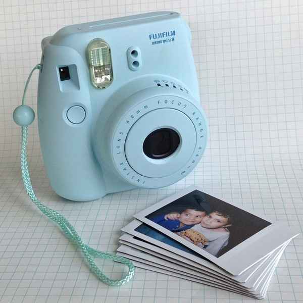 A camera é essa, só que branca.