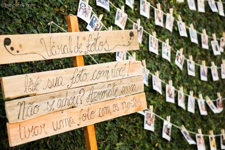 Aqui o responsável ia colocando as fotos para os convidados retirar.