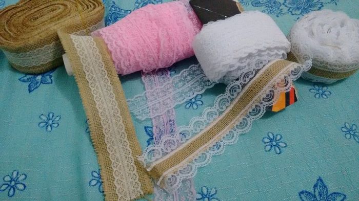 Rendas e fita de juta para as garrafas. A renda branca usarei no convite