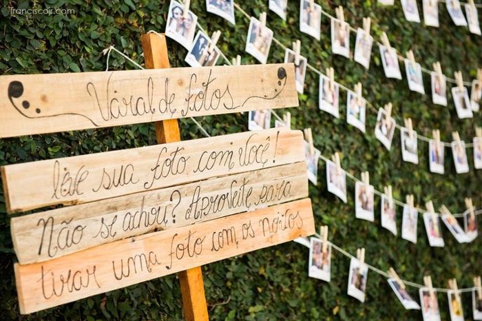Aqui o responsável ia colocando as fotos para os convidados retirar.