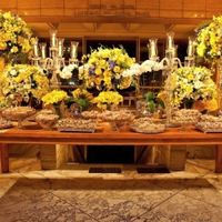 Decoração amarela e violeta 