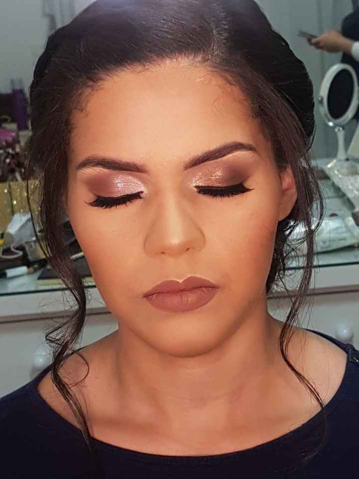 Maquiagem... Um olho está diferente do outro.
