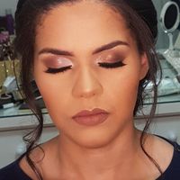 Maquiagem... Um olho está diferente do outro.