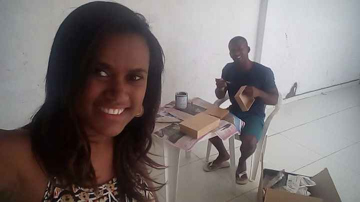 Eu e mow envernizando as caixas
