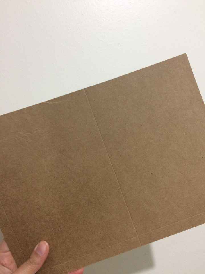 No espaço que sobrou, você marca o meio. É onde vai dobrar pra formar o envelope.