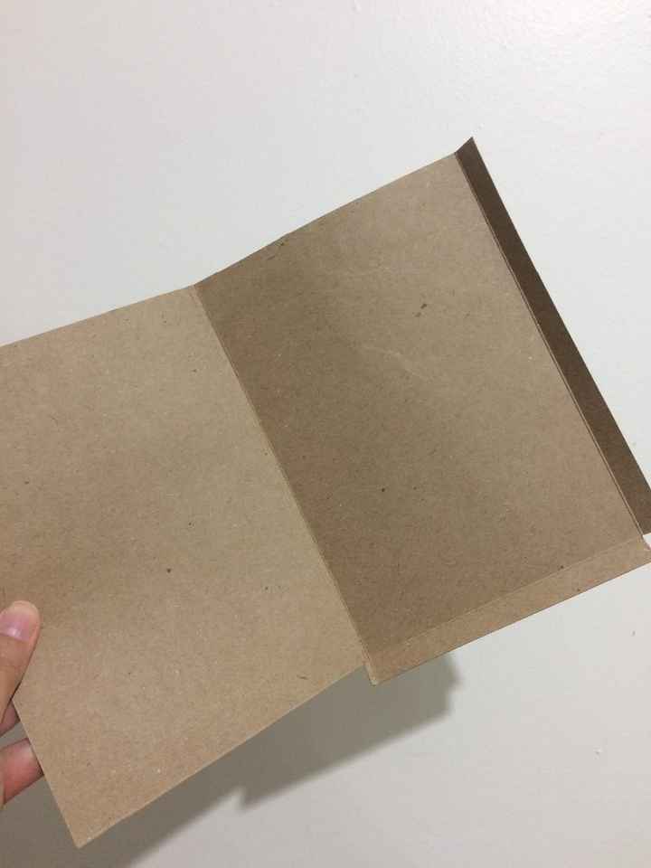 Depois disso, é só dobrar e colar, eu deixo um peso em cima até a cola secar pra ele ficar bem retin