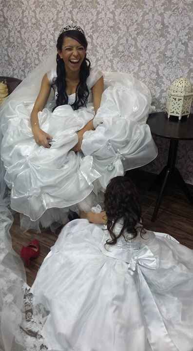 Irmãzinha colocando o sapato