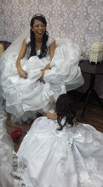 Irmãzinha colocando o sapato